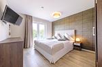Ferienwohnung Strandleben Ostseebad Wustrow ZweiWasser Alte Seefahrtschule Schlafzimmer mit bodentiefen Fenstern - Strandleben - Top-Hundeurlaub