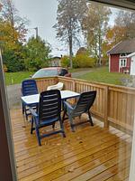 Terrasse am Ferienhaus Hus Rusken mit Sitzbereich und Holzkohlegrill - Hus Rusken - Top-Hundeurlaub
