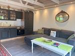 Gemütlicher Wohnbereich mit Schlafcouch und Fernseher - Hus Rusken - Top-Hundeurlaub