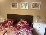 Gemütliches Schlafzimmer mit Doppelbett und Kommode im Ferienhaus - Hus Rusken - Top-Hundeurlaub