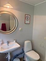 Badezimmer mit Dusche und WC im Hus Rusken - Hus Rusken - Top-Hundeurlaub