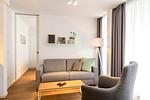Wohn/Essbereich mit Sessel und Couch - Deichhäuser Anna Küste 1-13 - Top-Hundeurlaub