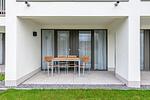 Terrasse mit Garten und Sitzgelegenheiten - Deichhäuser Anna Küste 1-13 - Top-Hundeurlaub
