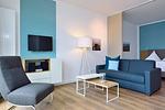 Wohn/ Essbereich mit Couch und Fernseher - Aparthotel Anna Düne 2-31 - Top-Hundeurlaub
