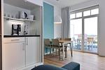 Wohn/ Essbereich mit Küchenzeile und Esstisch - Aparthotel Anna Düne 2-31 - Top-Hundeurlaub