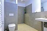 Badezimmer mit Dusche, WC und Waschtisch - Aparthotel Anna Düne 2-31 - Top-Hundeurlaub