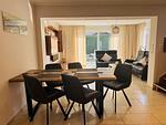 Entspannen Sie in diesem stilvollen Wohnzimmer mit modernem Esstisch! - Flipper - Top-Hundeurlaub