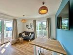Gemütliches Wohnzimmer mit moderner Ausstattung. Ideal zum Entspannen oder Essen. - Salt & Sand Wohnung Sea - Top-Hundeurlaub