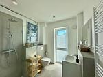 Modernes Badezimmer mit eleganter Dusche und stilvollem Waschbecken. - Salt & Sand Wohnung Sea - Top-Hundeurlaub