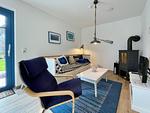 Entspannen Sie in diesem stilvollen Wohnzimmer mit Kamin und bequemem Sofa. - Haus Schiffchen - Top-Hundeurlaub