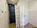 Entspannen Sie in diesem stilvollen Badezimmer mit eleganter Dusche. - Haus Schiffchen - Top-Hundeurlaub