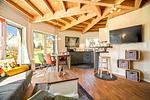 Ferienhaus Tamika am Tollensesee - Blick in den Wohnbereich mit Küche - Tamika - Top-Hundeurlaub