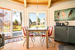 Ferienhaus Tamika am Tollensesee - Essbereich mit Blick in den Garten - Tamika - Top-Hundeurlaub