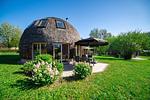 Ferienhaus Tamika am Tollensesee - Blick auf das Kugelhaus mit Terrasse - Tamika - Top-Hundeurlaub