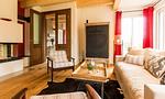 Gemütliches Wohnzimmer mit Sofa und Holzdecke - Hyggelig Hus - Top-Hundeurlaub