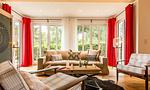 Heller Wohnraum mit Sofa und großen Fenstern - Hyggelig Hus - Top-Hundeurlaub
