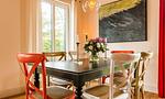 Moderne Küche mit bunten Stühlen - Hyggelig Hus - Top-Hundeurlaub