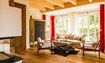 Heller Wohnraum mit großen Fenstern und Holzfußboden - Hyggelig Hus - Top-Hundeurlaub