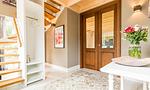 Heller Wohnraum mit Holztreppe - Hyggelig Hus - Top-Hundeurlaub