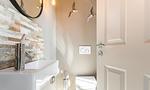 Modernes Badezimmer mit Waschbecken und Toilette - Hyggelig Hus - Top-Hundeurlaub