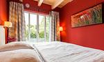 Schlafzimmer mit roten Wänden und Fenster - Hyggelig Hus - Top-Hundeurlaub