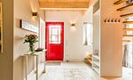 Eingangsbereich mit roter Tür und Dekoration - Hyggelig Hus - Top-Hundeurlaub