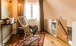 Leseecke mit Schaukelstuhl und Bücherregal - Hyggelig Hus - Top-Hundeurlaub