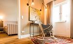Modernes Wohnzimmer mit Sessel und Kunstwerk - Hyggelig Hus - Top-Hundeurlaub