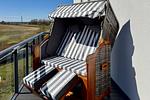 Ferienwohnung Vitus Bering Suite Ostseebad Wustrow ZweiWasser Alte Seefahrtschule Balkon mit Srandkorb - Vitus Bering Suite - Top-Hundeurlaub