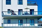 Ferienwohnung Vitus Bering Suite Ostseebad Wustrow ZweiWasser Alte Seefahrtschule blick auf den Balkon mit Strandkorb - Vitus Bering Suite - Top-Hundeurlaub
