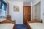 erstes Schlafzimmer mit Einzelbetten und Kleiderschrank - Wohnung 08-5 - Top-Hundeurlaub