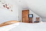 drittes Schlafzimmer mit Doppelbett, Kleiderschrank und TV - Wohnung 08-5 - Top-Hundeurlaub