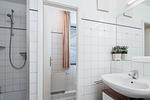 Badezimmer mit Waschbecken und separatem WC - Wohnung 08-5 - Top-Hundeurlaub