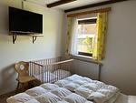 Schlafzimmer mit Babybett - Haus 68 Bergblick Fewo 2 unten - Top-Hundeurlaub