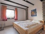 Schlafzimmer mit Doppelbett - Haus 89 Fewo EG - Top-Hundeurlaub