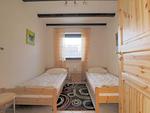 Schlafzimmer mit zwei Einzelbett - Haus 89 Fewo EG - Top-Hundeurlaub