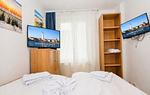 Schlafzimmer mit Kommode und TV - Fewo Sandkorn - Top-Hundeurlaub