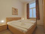 Schlafzimmer mit Doppelbett - Haus Karzenburg Fewo 1 - Top-Hundeurlaub