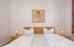 Schlafzimmer mit Doppelbett - Haus Karzenburg Fewo 1 - Top-Hundeurlaub