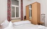 Schlafzimmer mit Kleiderschrank - Haus Karzenburg Fewo 1 - Top-Hundeurlaub