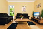 Wohnzimmer mit Sofa und TV - Wohnung Strandkrabbe 02 - Top-Hundeurlaub