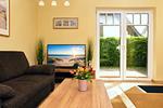 Wohnzimmer mit Zugang zur Terrasse - Wohnung Strandkrabbe 02 - Top-Hundeurlaub