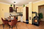 Küche mit Essbereich und Kamin - Wohnung Strandkrabbe 02 - Top-Hundeurlaub