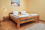 1. Schlafzimmer mit Doppelbett - Wohnung Strandkrabbe 02 - Top-Hundeurlaub