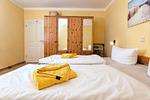 1. Schlafzimmer mit Doppelbett und Kleiderschrank - Wohnung Strandkrabbe 02 - Top-Hundeurlaub