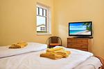 1. Schlafzimmer mit TV - Wohnung Strandkrabbe 02 - Top-Hundeurlaub