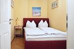 2. Schlafzimmer mit Doppelbett - Wohnung Strandkrabbe 02 - Top-Hundeurlaub
