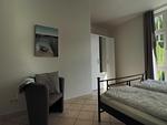 Schlafzimmer mit Doppelbett und Kleiderschrank - Wohnung 02 - Top-Hundeurlaub