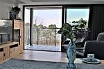 Wohn/Essbereich: Sofa, Sitzbereich, Essbereich, smartTV, Zugang zum Balkon - FeWo Ausblick in PRORA - 8.52 - Top-Hundeurlaub