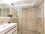 Badezimmer 1: Dusche, WC, Haartrockner, beleuchtete Badspiegel - FeWo Ausblick in PRORA - 8.52 - Top-Hundeurlaub